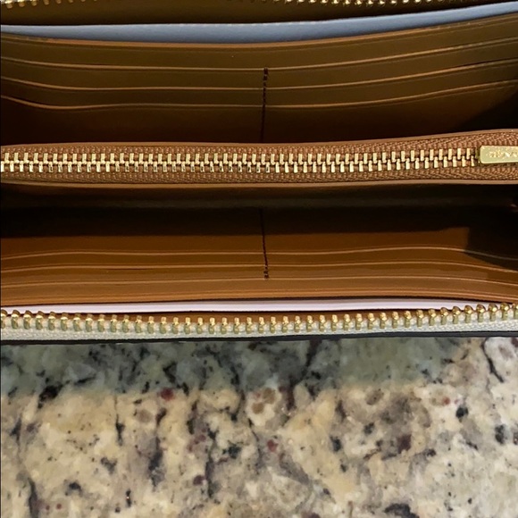 Coach - Picture 5 of 10